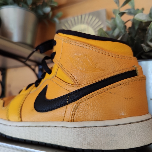 Nike πAir Jordan 1 Mid Sneakers University Gold 554725-700 Leather Sz 4.5 Youth - Picture 3 of 13